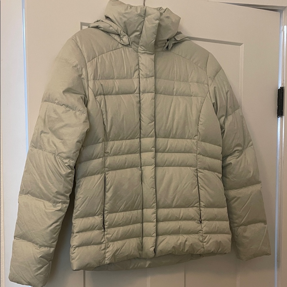 Columbia Women's Puffer Jacket - Light Gray